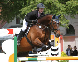 Mit Logo gewann Justine Reemtsma die Qualifikation zum Partner Pferd Junior Cup in Neubrandenburg.